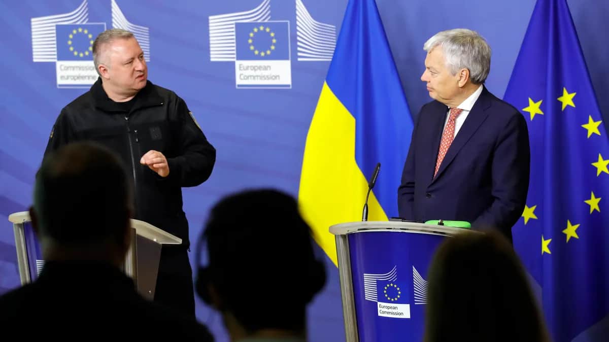 European Commissioner for Justice Didier Reynders (R) and Prosecutor General of Ukraine Andriy Kostin hold a Freeze and Seize Task Force press conference in Brussels, 17 February 2023. Photo: OLIVIER HOSLET