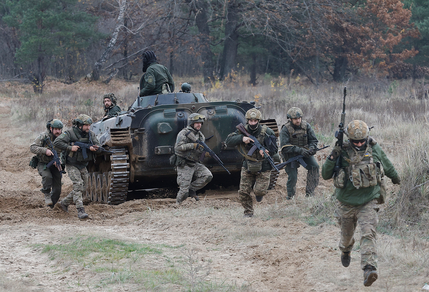 Украинские военнослужащие из штурмовой бригады «Буревой», подразделения Национальной гвардии Украины, принимают участие в военной подготовке перед отправкой на передовую, на стрельбище к северу от Киева. Украина. 1 ноября 2023 года. Фото: Sergey Dolzhenko / EPA