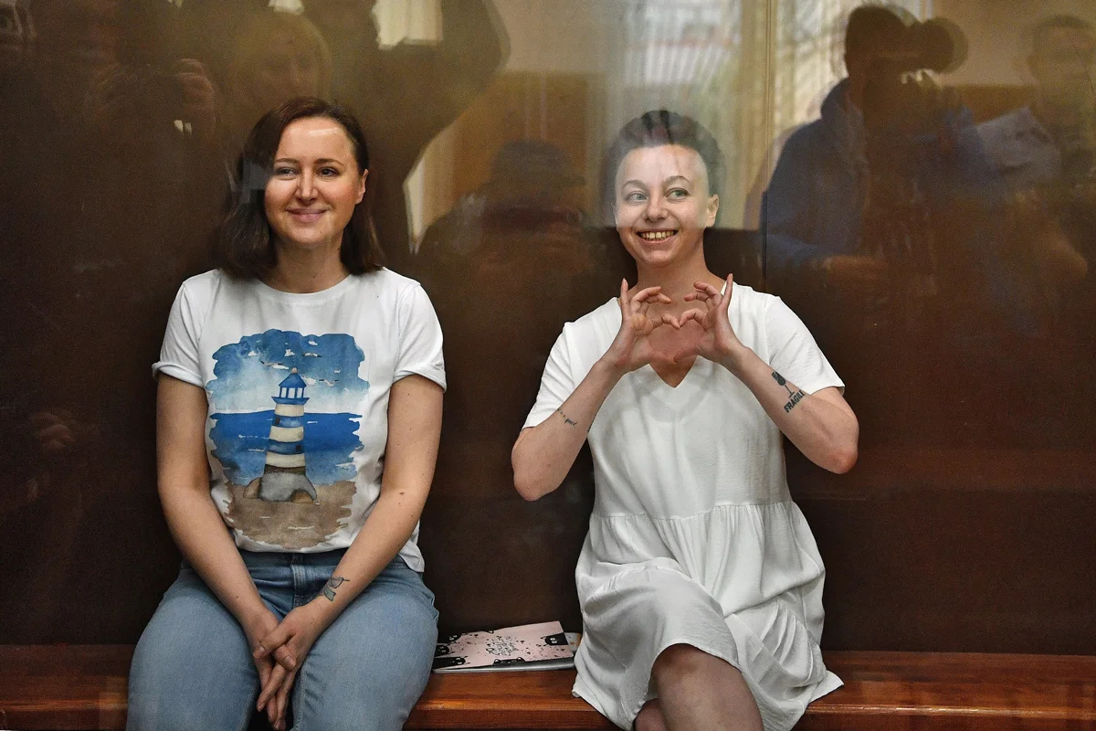 Светлана Петрийчук (слева) и Евгения Беркович (справа) в Хамовническом районном суде в Москве, 30 июня 2023 года. Фото: Игорь Иванько / Коммерсантъ / Sipa USA / Vida Press