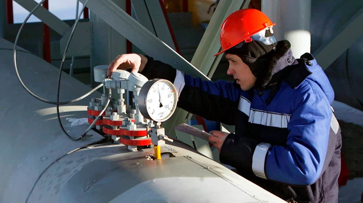 Сотрудник «Газпрома» на газоизмерительной станции «Суджа», Курская область, Российская Федерация, 13 января 2009 года. Фото: Максим Шипенков / EPA