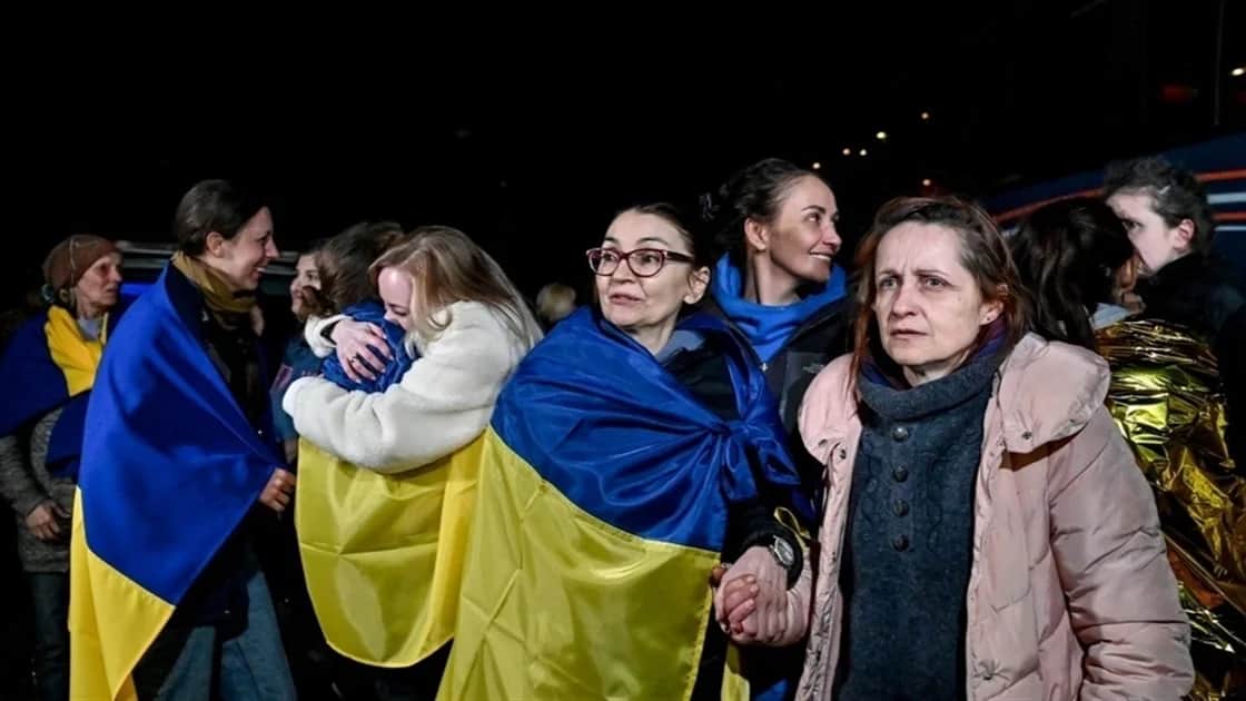 Первые минуты бывших пленниц на территории, подконтрольной Украине. Людмила Гусейнова в центре, в очках. 17 октября 2022 года. Фото: Укрінформ