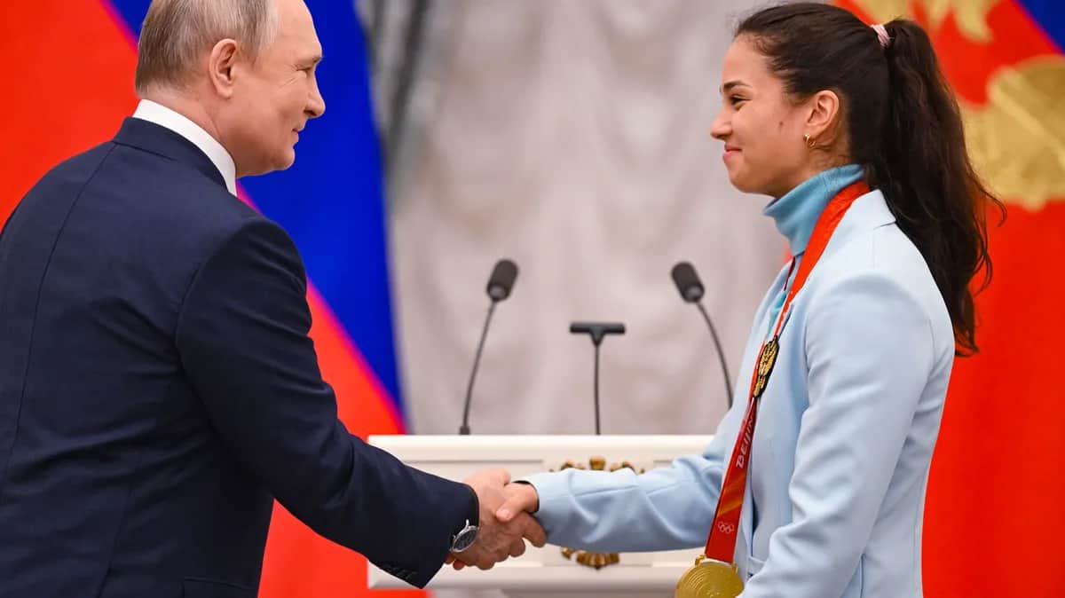 Владимир Путин и Вероника Степанова во время церемонии вручения государственных наград, 26 апреля 2022 г. Фото: ВЛАДИМИР АСТАПКОВИЧ / EPA-EFE