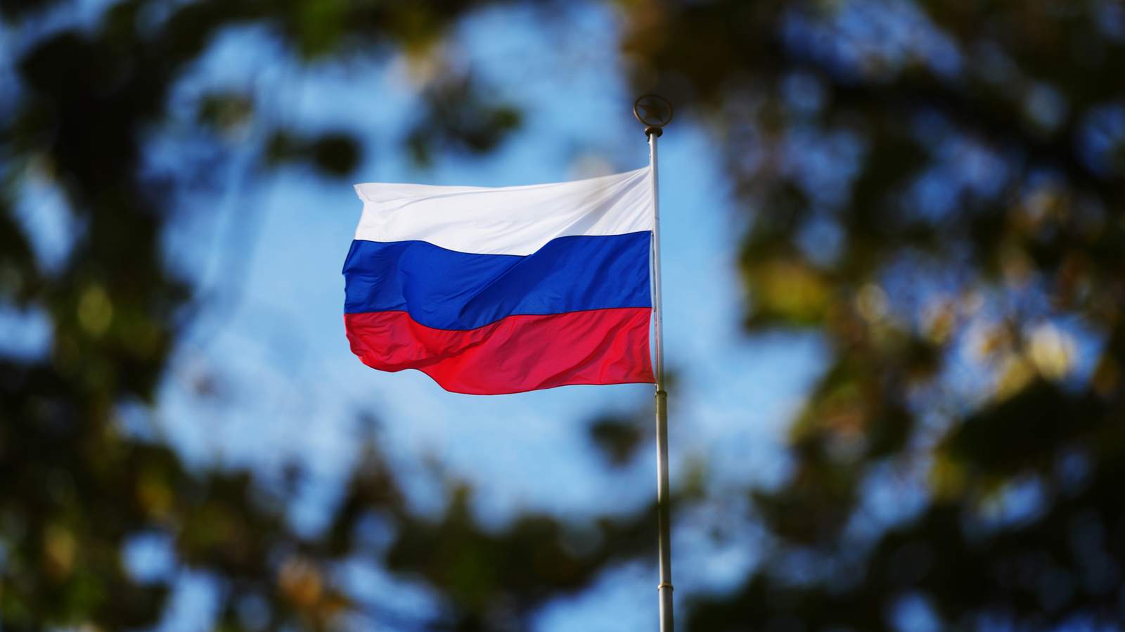 Государственный флаг Российской Федерации развевается над зданием посольства России. Берлин, Германия. 20 сентября 2026 года. Фото: Markus Schreiber / AP / Scanpix / LETA