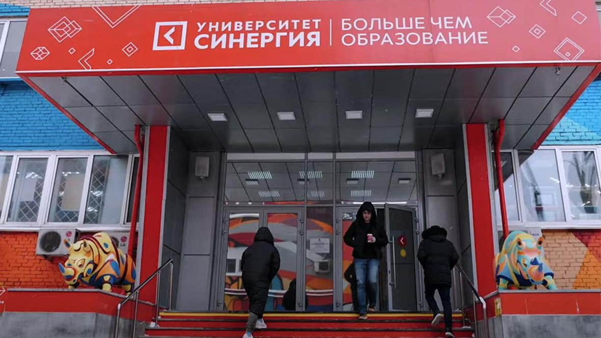 Частный университет «Синергия» нанимает координаторов, которые помогают иностранцам заключать контракты с Минобороны