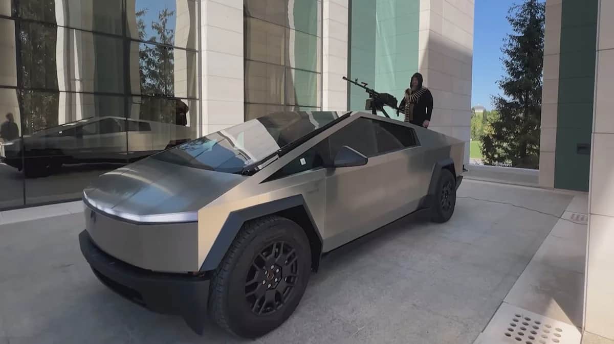 Рамзан Кадыров у электромобиля Tesla Cybertruck в Грозном, Чеченская республика. Фото: Telegram