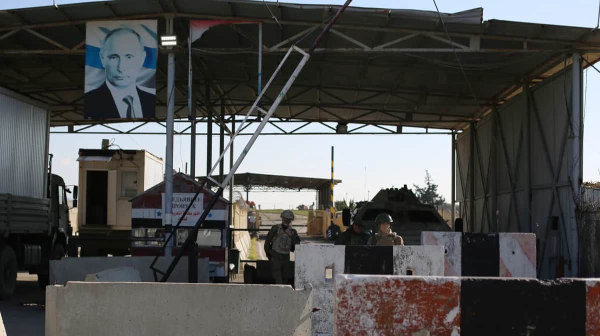 Российские военные у главных ворот базы в аэропорту Хмеймим недалеко от города Латакия, Сирия, 2 января 2025 года. Фото: Bilal Al Hammoud / EPA