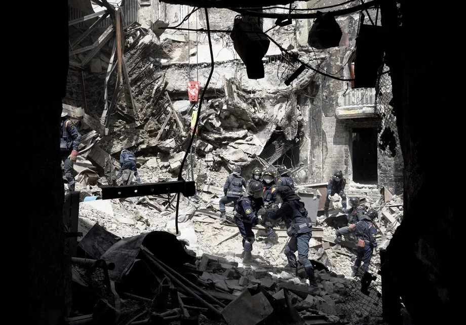 МЧС России разбирает завалы на месте театра. Фото: STRINGER / AFP via Getty Images