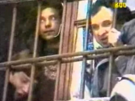 Преступники в окне корпусной (слева направо) — Зеленов, Шапранов и Королёв. Фото: Wikimedia Commons