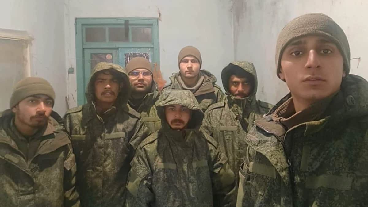 Выходцы из Индии, которым обещали работу в качестве помощников в российских государственных учреждениях, но отправили на войну с Украиной. Фото: Indian Express