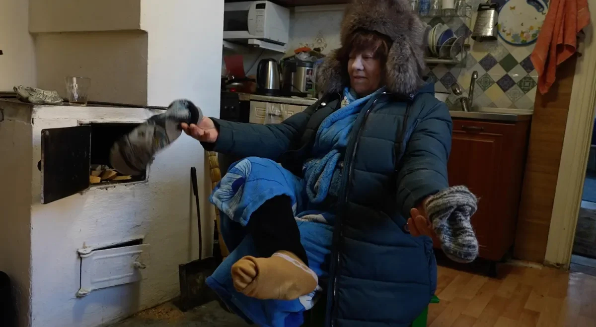 In winter, Olga Vasilyevna wears three pairs of wool socks at home. A shot from the film “Firewood for the mobilised”