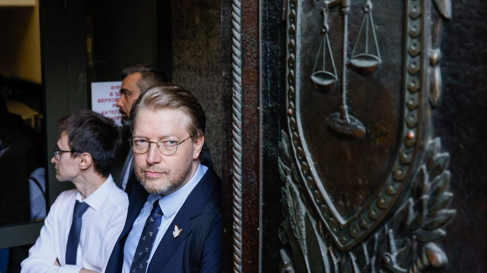 Председатель партии «Яблоко» Николай Рыбаков перед началом рассмотрения апелляции в Верховном суде. Москва. 17 августа 2026 года. Фото: Юлия Морозова / Reuters / Scanpix / LETA
