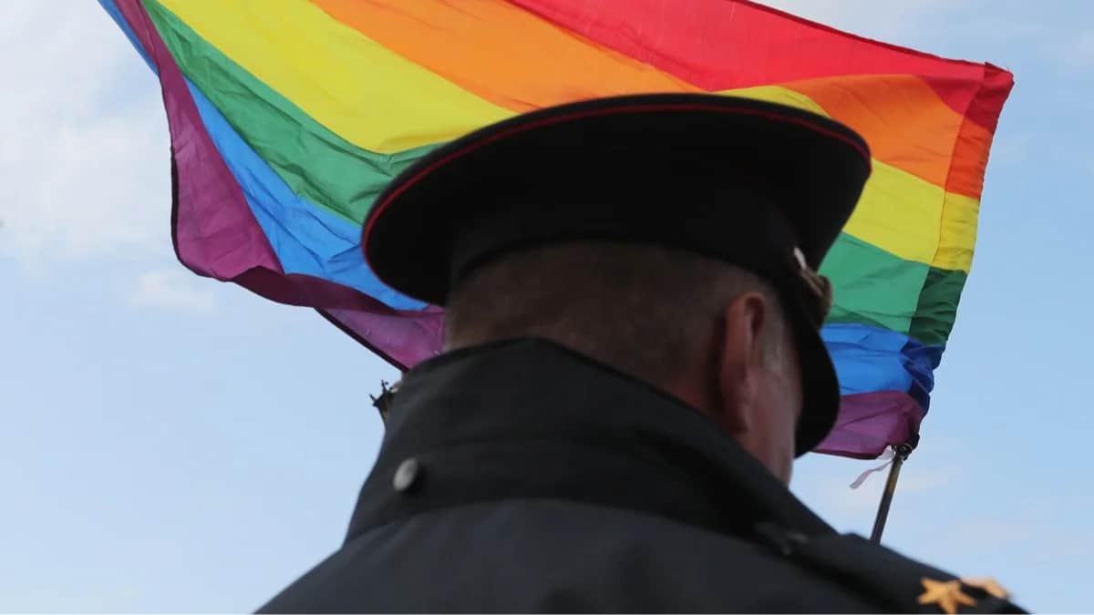 Сотрудник полиции во время прайда в центре Санкт-Петербурга, 3 августа 2019 года. Фото: Антон Ваганов / Reuters / Scanpix / LETA