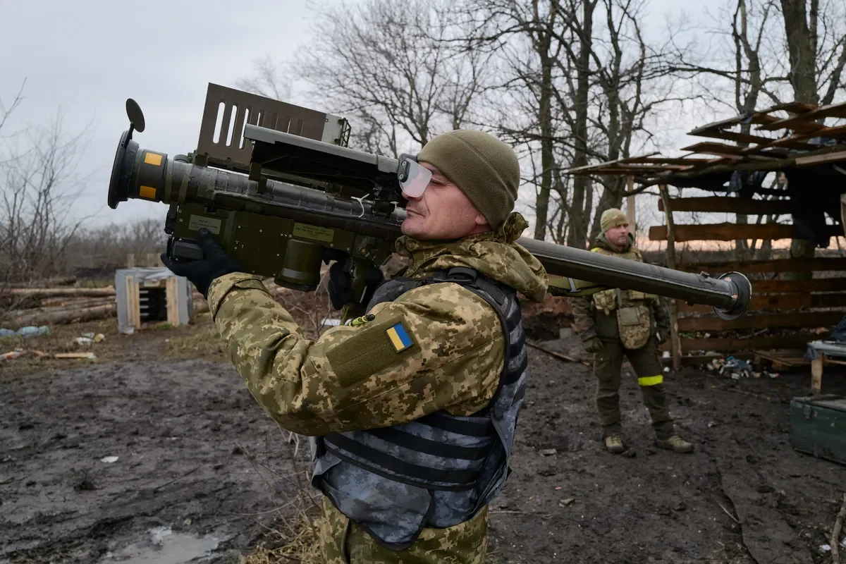 A Ukrainian serviceman using a shoulder-fired SAM to take down drones. Bakhmut, Donetsk region, December 2022. Photo: Pierre Crom/Getty Images
