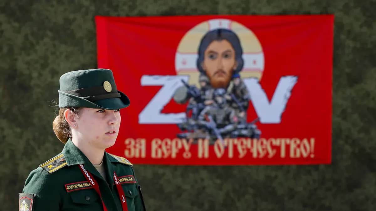 Женщина-курсант возле передвижной военной православной церкви на форуме «Армия-2023», Кубинка, 17 августа 2023 года. Фото: EPA-EFE / YURI KOCHETKOV