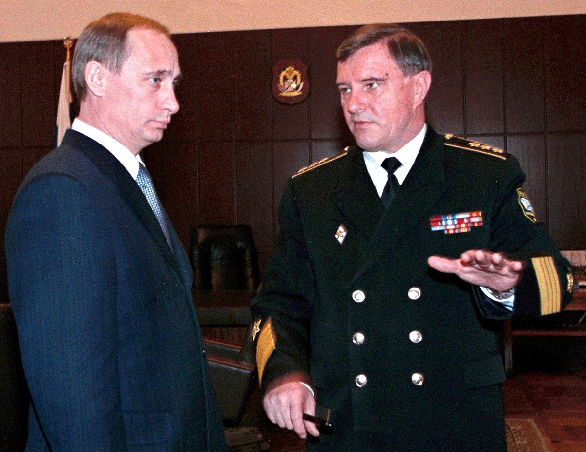 Владимир Путин и командующий Военно-морским флотом России Владимир Куроедов в штаб-квартире Военно-морского флота России в Москве, 5 ноября 1998 года. Фото: EPA