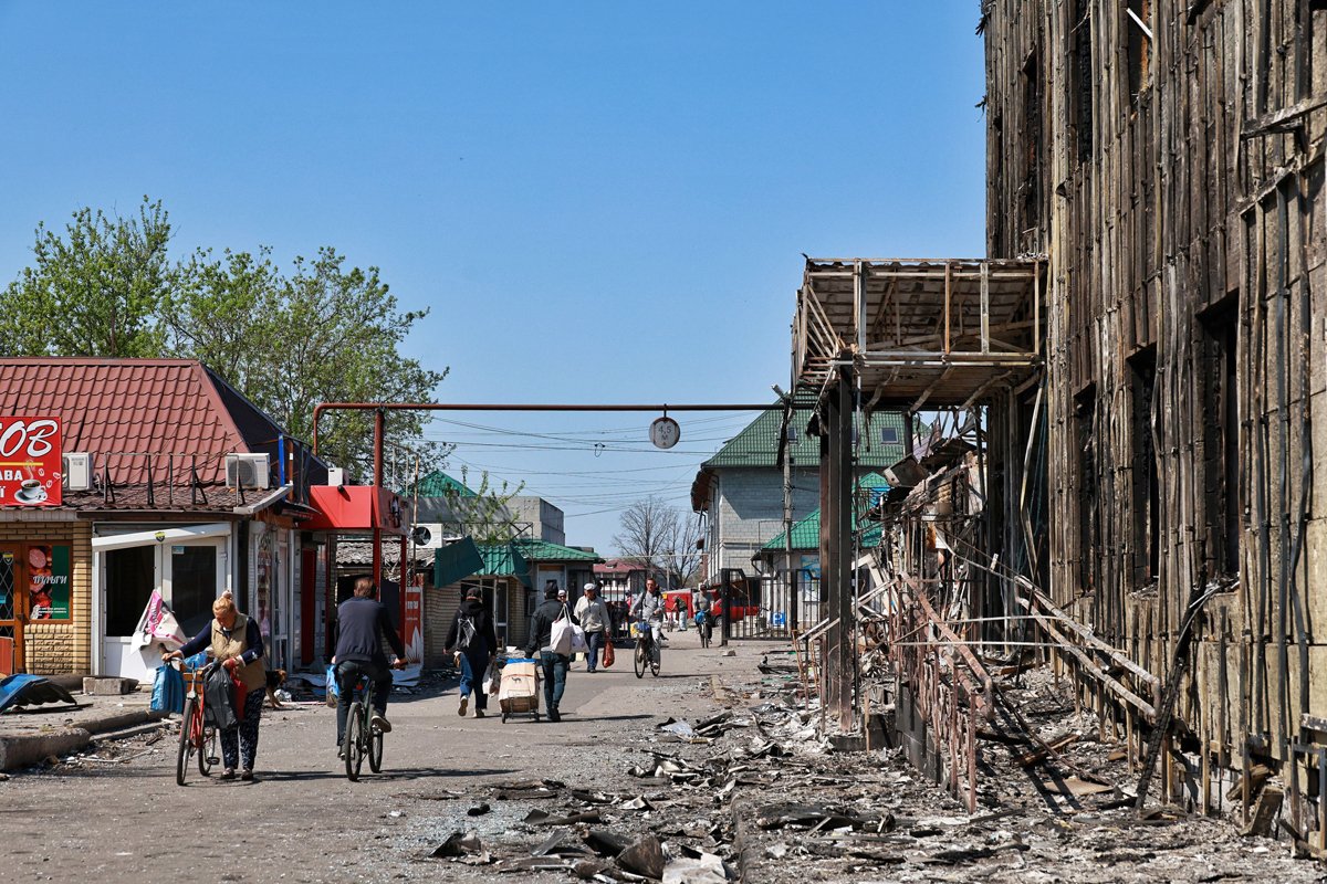 Люди проходят мимо магазинов, повреждённых в результате российского обстрела в Покровске, Донецкая область, 23 апреля 2025 года. Фото: Nina Liashonok / Ukrinform / Rex Features / Vida Press