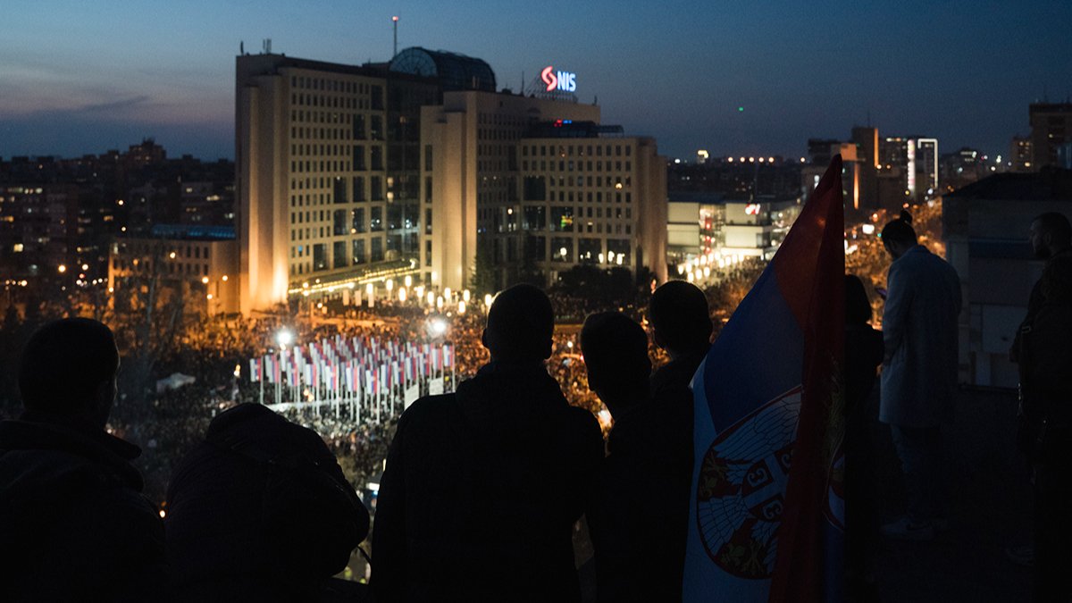В Сербии не утихают акции протеста из-за ноябрьской трагедии в Нови-Саде, когда после обрушения навеса на вокзале погибли 15 человек