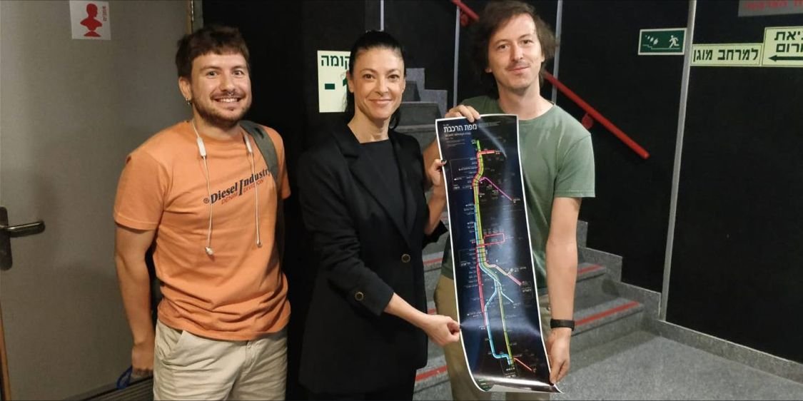Константин Коновалов вместе с лидером партии «Авода» Мейрав Михаэли, которая занимала пост министра транспорта, когда дизайнер опубликовал свою версию схемы железных дорог Израиля. Фото: Константин Коновалов / соцсети