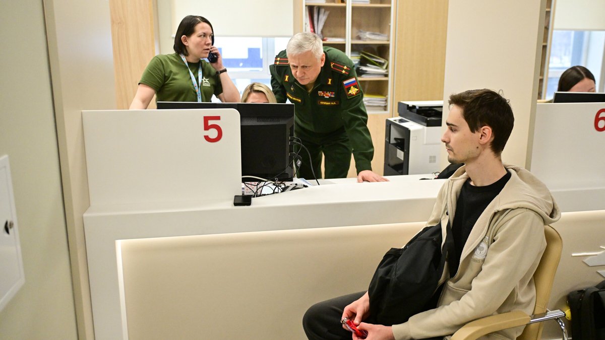 Призывник в сборном пункте, Москва, 1 апреля 2025 года. Фото: Сергей Киселев / АГН «Москва»