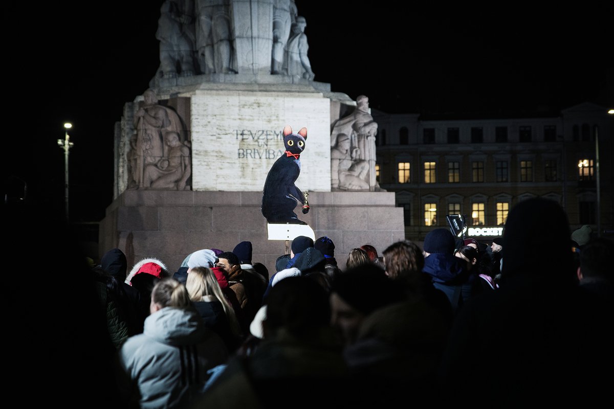 Встречающие создателей мультфильма в Риге, 5 марта 2025 года. Фото: Влад Докшин / «Новая-Европа»