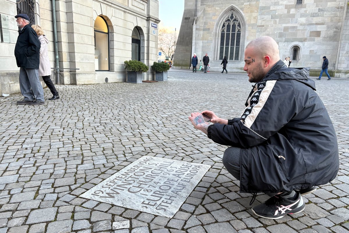 Рами Лиддави фотографирует плиту, на которой выбиты очень актуальные сегодня слова Черчилля: «Вставай, Европа». Цюрих, 2025. Фото Екатерины Гликман