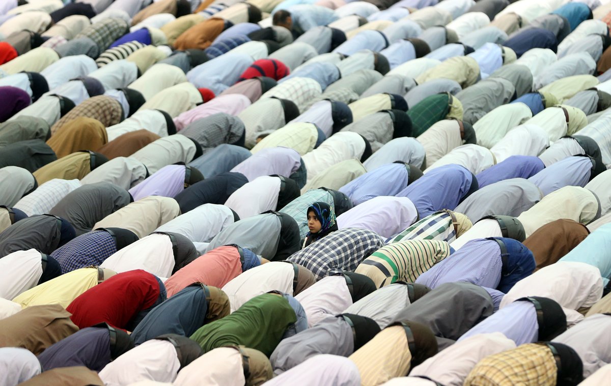 Жители Ирана на пятничной молитве в мечети имама Хомейни в Тегеране, 19 июля 2019 года. Фото: Abedin Taherkenareh / EPA