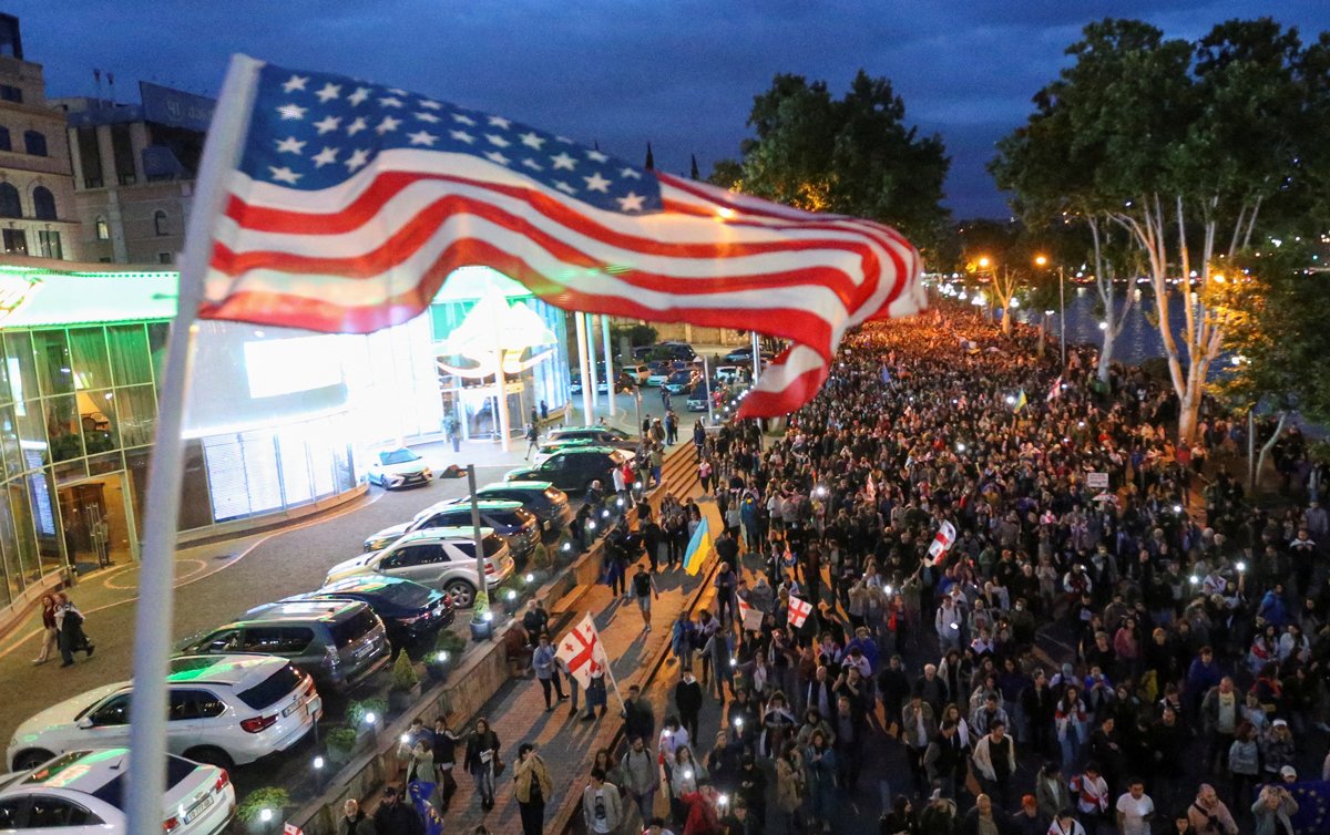 Шествие против законопроекта об «иностранных агентах» в Тбилиси, 24 мая 2024 года. Фото: Irakli Gedenidze / Reuters / Scanpix / LETA