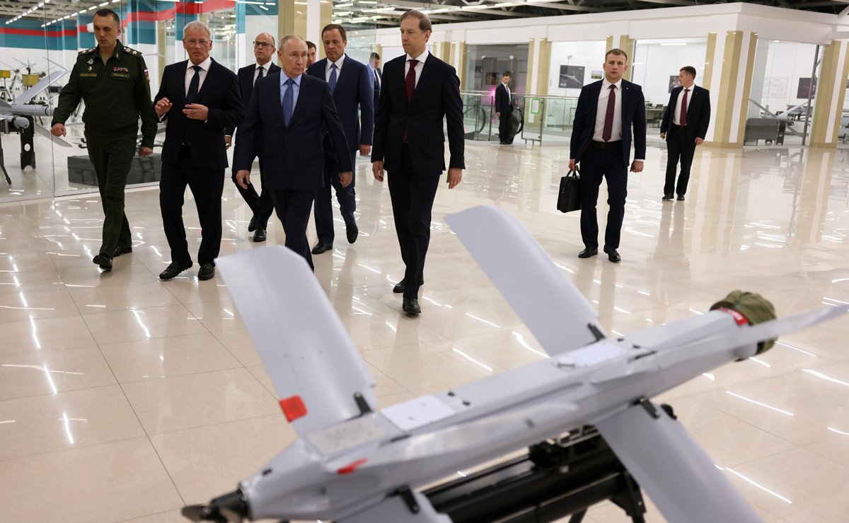 Владимир Путин во время посещения производства беспилотников «Аэроскан», Ижевск, 19 сентября 2023 года. Фото:  Kremlin
