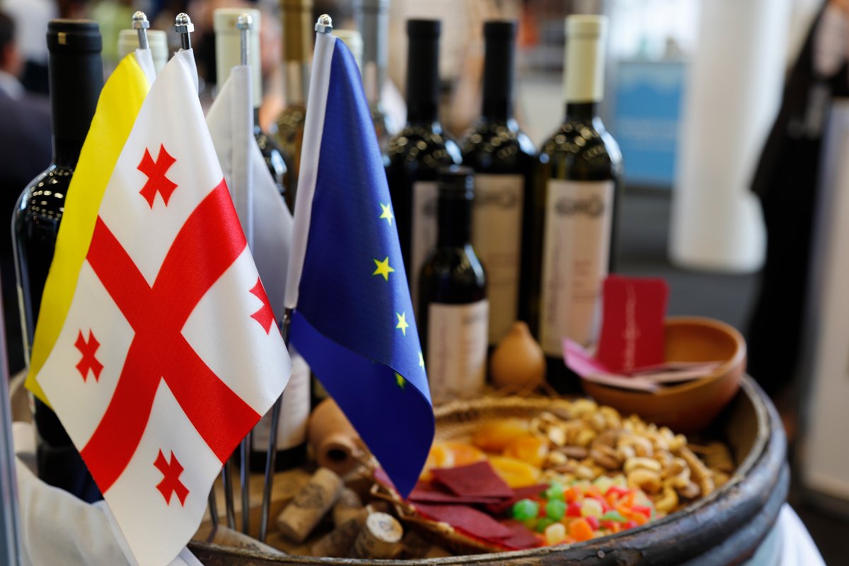 Фестиваль вина в Тбилиси, 10 июня 2022 года. Фото: Zurab Kurtsikidze / EPA