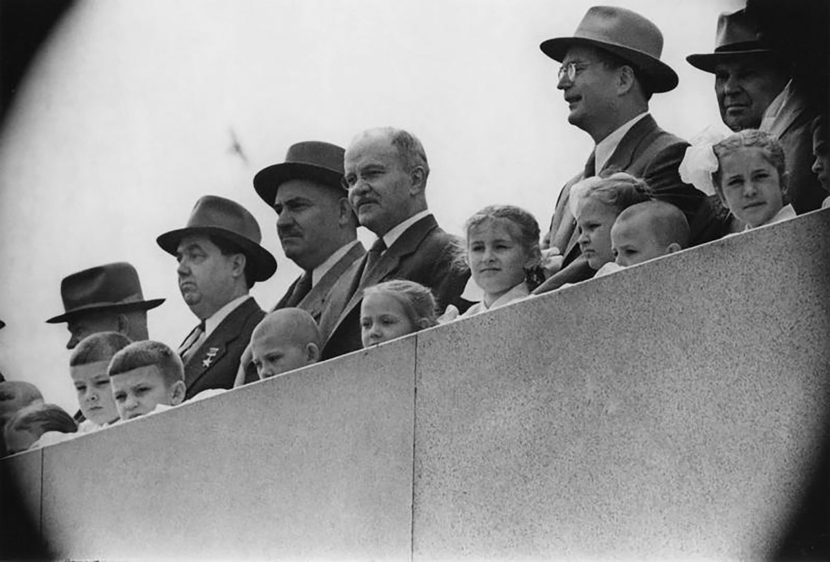 Празднование 1 Мая. На трибуне — члены Политбюро: Никита Хрущев, Георгий Маленков, Лазарь Каганович, Вячеслав Молотов и другие. Фото: МАММ / МДФ /  russiainphoto.ru