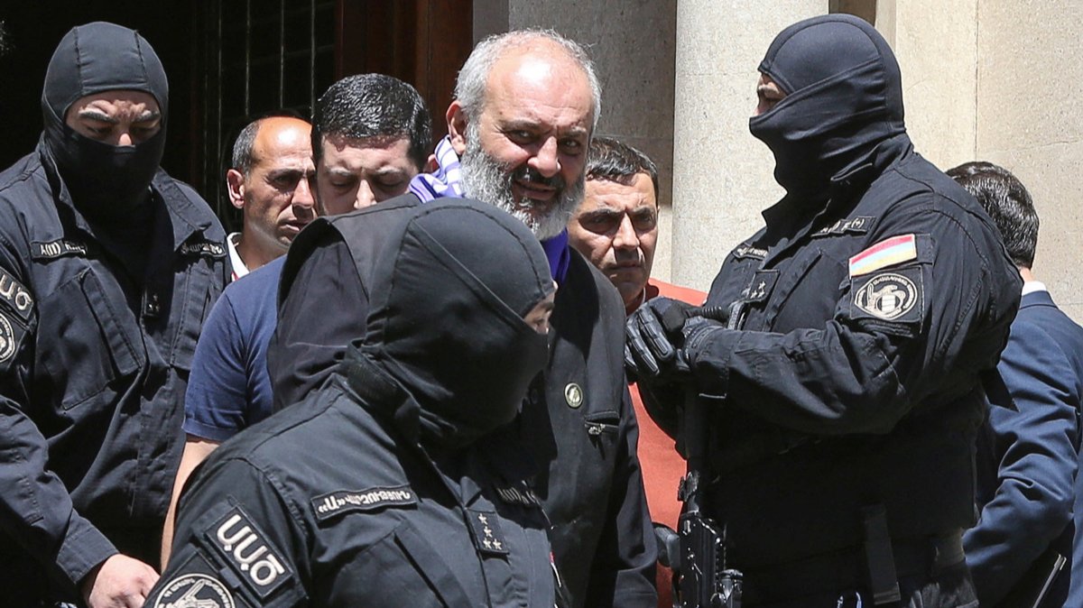 «Зачистка оппозиционеров в церкви»