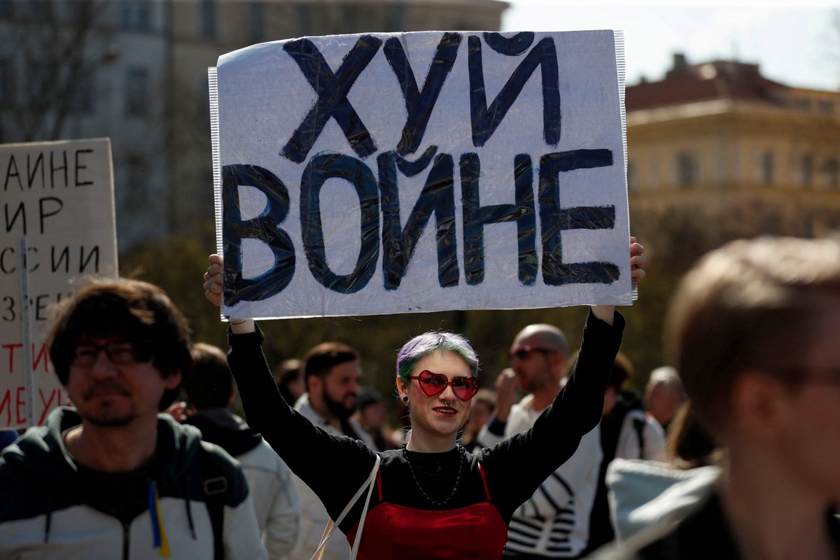 Антивоенный плакат на митинге россиян, Прага, 26 марта 2022 года. Фото: David W Cerny / Reuters / Scanpix / LETA