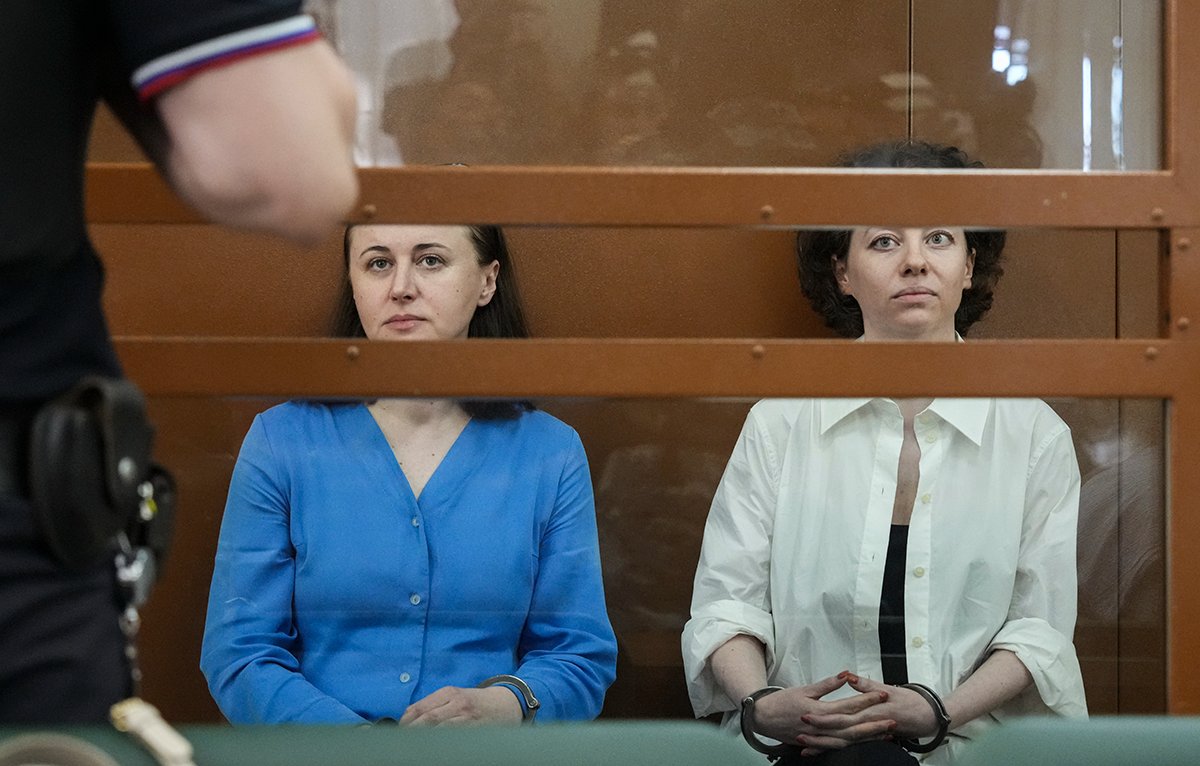 Светлана Петрийчук и Евгения Беркович во время суда во Втором Западном окружном военном суде России в Москве, Россия, 8 июля 2023 года. Фото: EPA-EFE