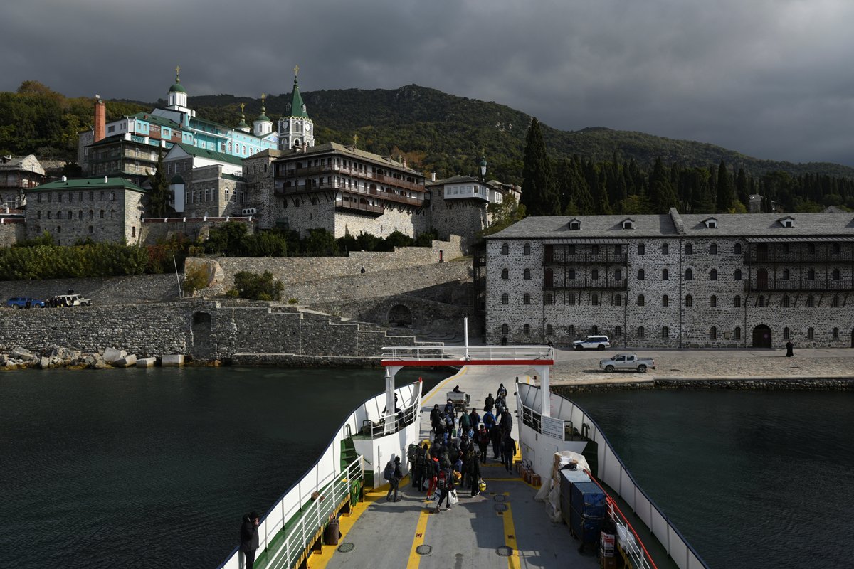 Паломники высаживаются с парома у монастыря Святого Пантелеимона на Афоне, Греция, 16 ноября 2021 года. Фото: Alexandros Avramidis / Reuters / Scanpix / LETA