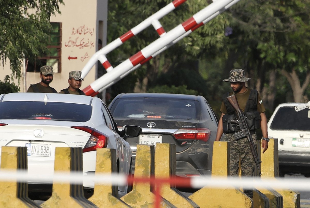 Пакистанские рейнджеры проверяют автомобили на границе с Индией, 24 апреля 2025 года. Фото: Rahat Dar / EPA