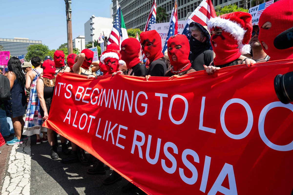 Pussy Riot на акции «Никаких королей» в Лос-Анджелесе, Калифорния, 14 июня 2025 года. Фото: Spencer Platt / Getty Images / AFP / Scanpix / LETA