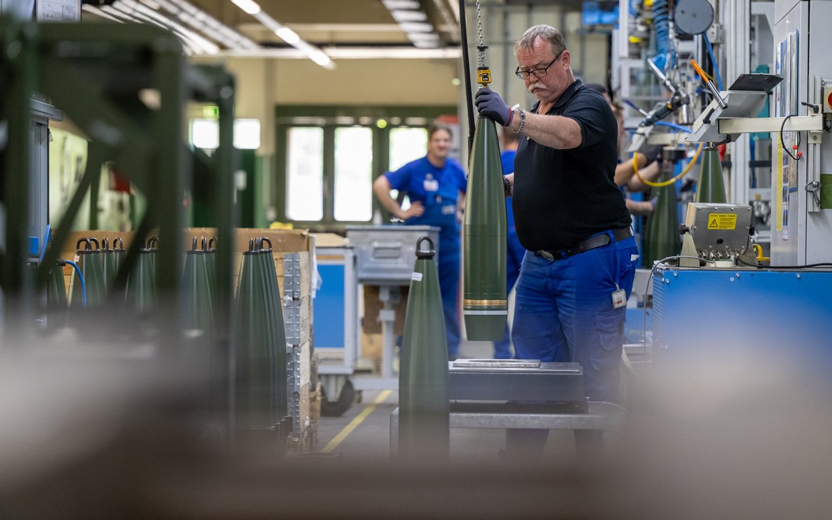 Производство 155-миллиметровых артиллерийских снарядов на предприятии Rheinmetall в Унтерлюсе, Нижняя Саксония, Германия, 6 июня 2023 года. Фото: Philipp Schulze / dpa / Scanpix / LETA
