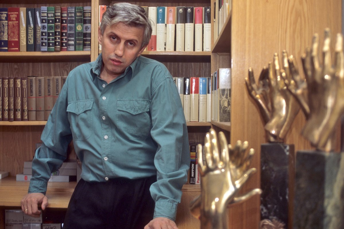 Продюсер Юрий Айзеншпис у себя дома, Москва, март 1995 года. Фото: Эдди Опп / Коммерсантъ / Sipa USA / Vida Press