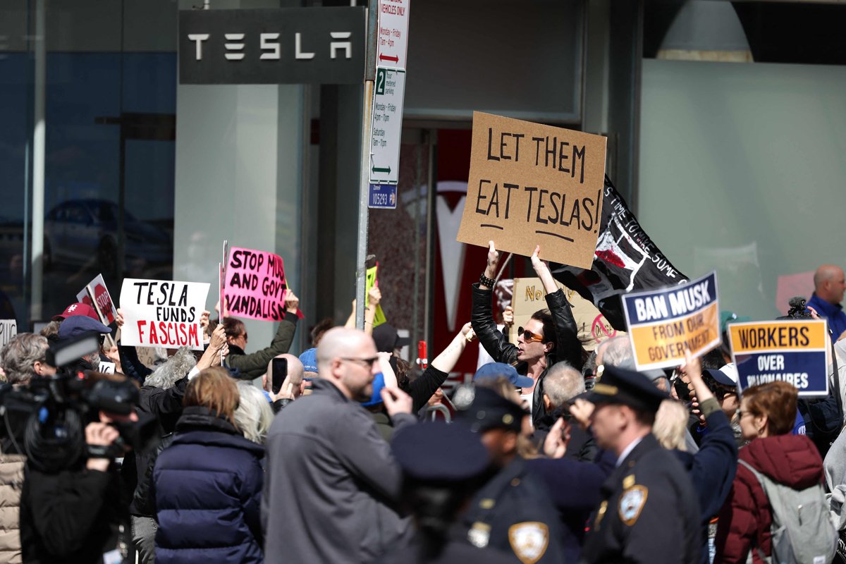 Участники акции  Tesla Takedown  протестуют против Илона Маска в Нью-Йорке, 22 марта 2025 года. Фото: Charly Triballeau / AFP / Scanpix / LETA