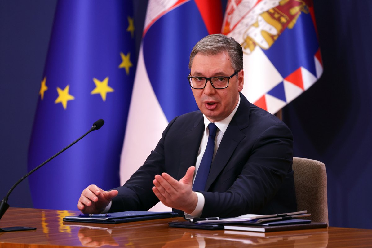 Президент Сербии Александр Вучич выступает на пресс-конференции в Белграде, 6 апреля 2025 года. Фото: Andrej Cukic / EPA