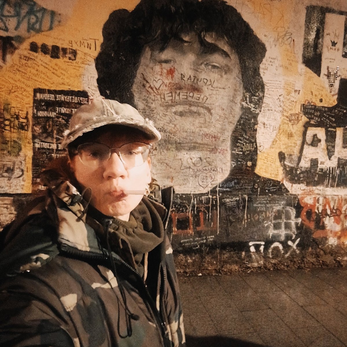 Евгения Бильченко у стены Цоя. Фото с личной страницы в  VK .