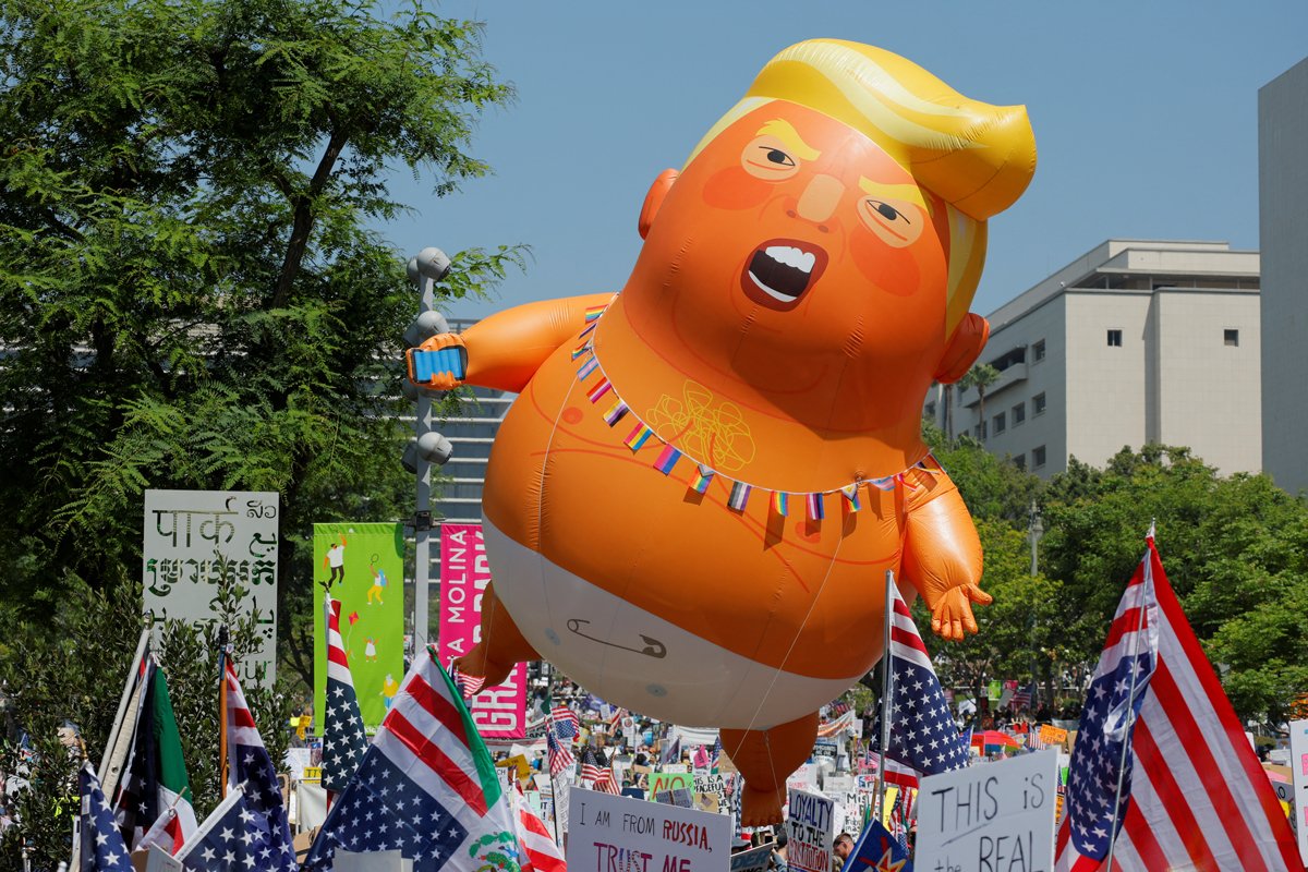 Воздушный шар с изображением Трампа во время акции протеста «Никаких королей», Лос-Анджелес, Калифорния, 14 июня 2025 года. Фото: Mike Blake / Reuters / Scanpix / LETA