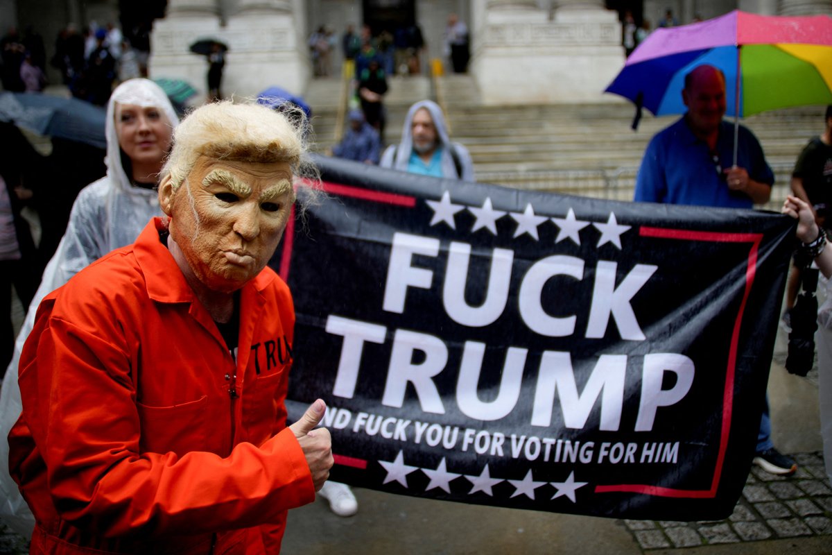 Участник акции в оранжевом комбинезоне и маске с изображением Трампа в Нью-Йорке, 14 июня 2025 года. Фото: Eduardo Munoz / Reuters / Scanpix / LETA