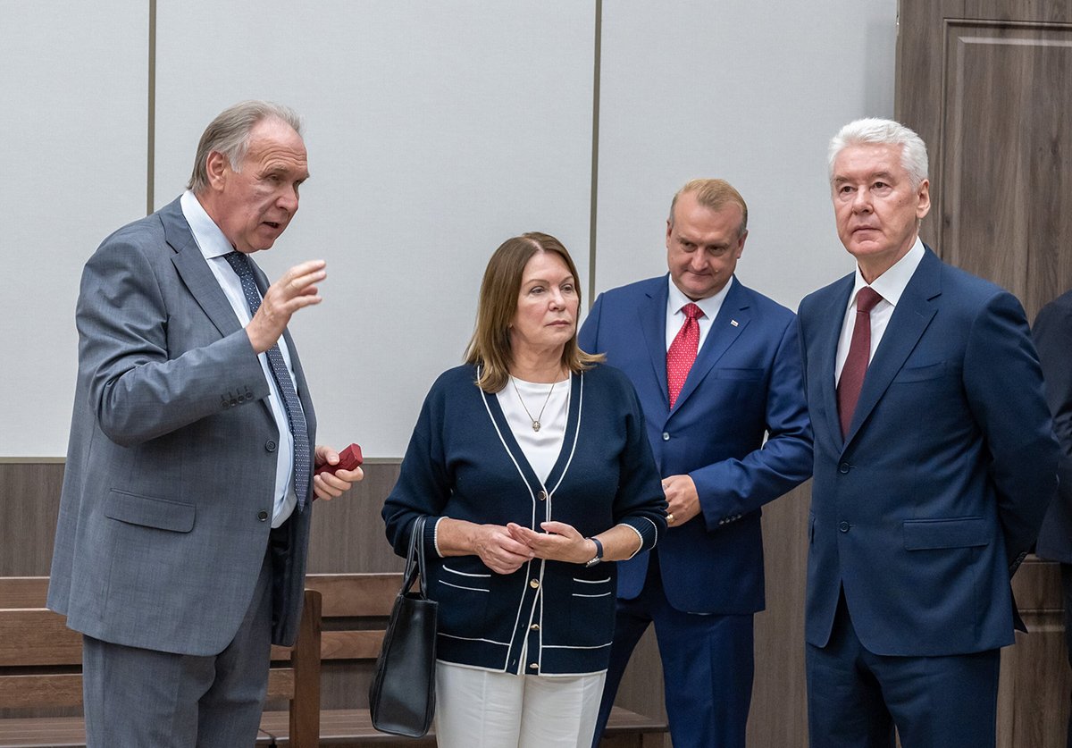 Председатель Первого апелляционного суда общей юрисдикции Владимир Ананьев, председатель Верховного суда РФ Ирина Подносова и мэр Москвы Сергей Собянин (слева направо на первом плане) во время открытия нового здания Первого апелляционного суда общей юрисдикции в районе Очаково-Матвеевское. Фото: Владимир Новиков / пресс-служба мэра и правительства Москвы