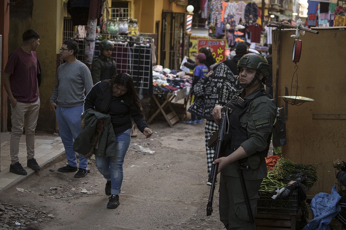 Вооруженные силы Национальной жандармерии охраняют помещения для предотвращения грабежей в Буэнос-Айресе, Аргентина, 26 августа 2023 года. Фото: Pablo Barrera / Anadolu Agency / Getty Images