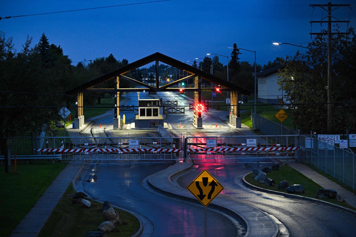 Вид на ворота военной базы Эльмендорф-Ричардсон, Аляска, США, 13 августа 2025 года. Фото: Drew Angerer / AFP / Scanpix / LETA