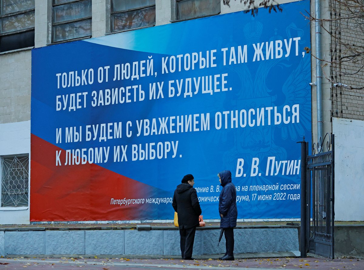 Пропагандистский плакат с цитатой Владимира Путина на улице в Мелитополе, 25 ноября 2022 года. Фото: Александр Ермоченко / Reuters / Scanpix / LETA