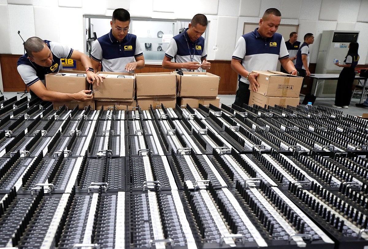 Сотрудники полиции Таиланда c изъятым незаконным телекоммуникационным оборудованием Старлинк, 31 мая 2024 года. Фото: Rungroj Yongrit / EPA