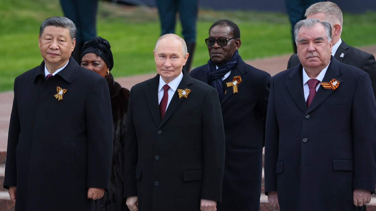 Кто приехал в Москву 9 мая в 2025 году и 20 лет назад