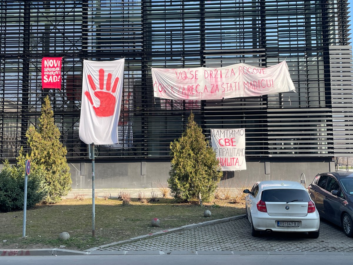 Здание ректората университета Нови-Сада. Фото: Илья Азар / «Новая газета Европа»